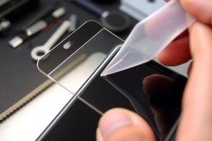 Jak bezpiecznie zdjąć szkło hartowane z telefonu?